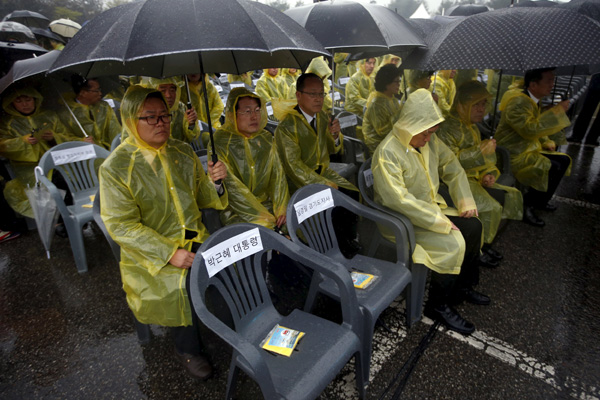 South Koreans mourn on anniversary of ferry disaster