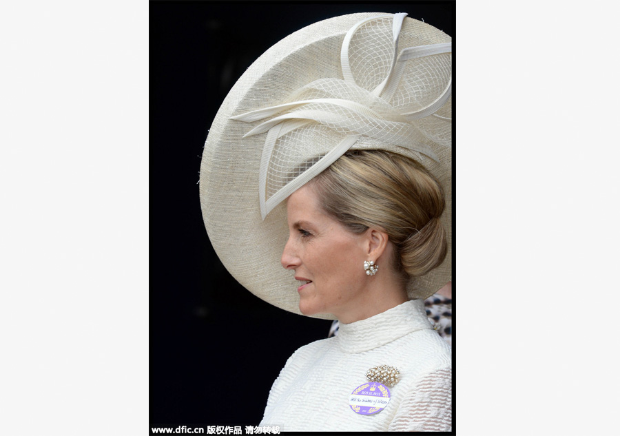 Race-goers get ahead with hats