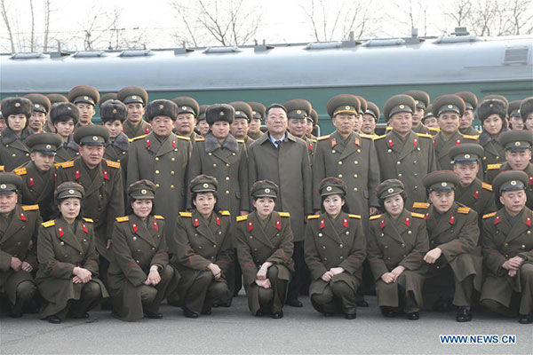 DPRK troupes arrive in China for performance