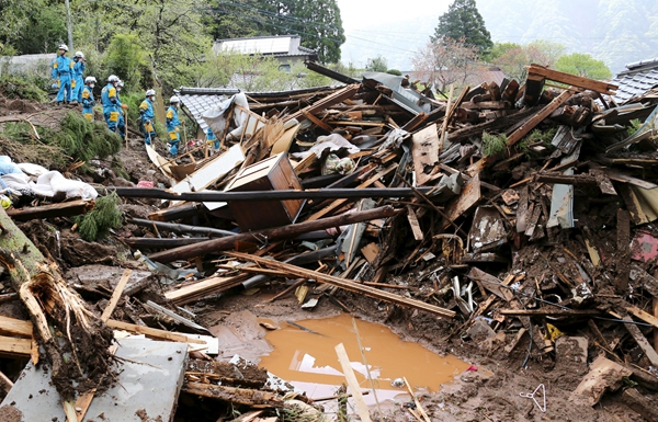 Damaged infrastructure hinders search, aid for Japan quake survivors