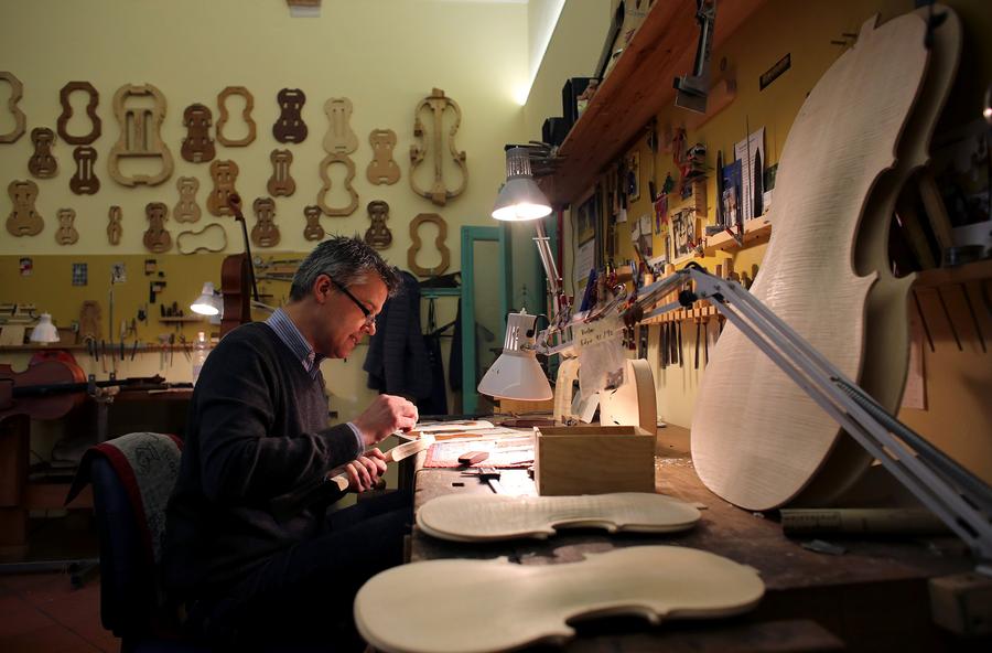 Italy's violin-makers struggle to hit profitable note