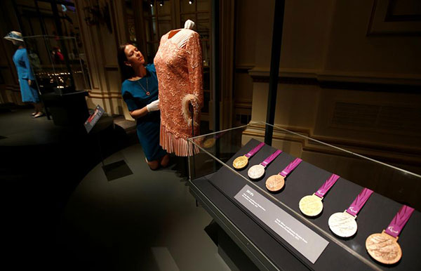 Display of queen's wardrobe includes outfit she wore at Great Wall in 1986