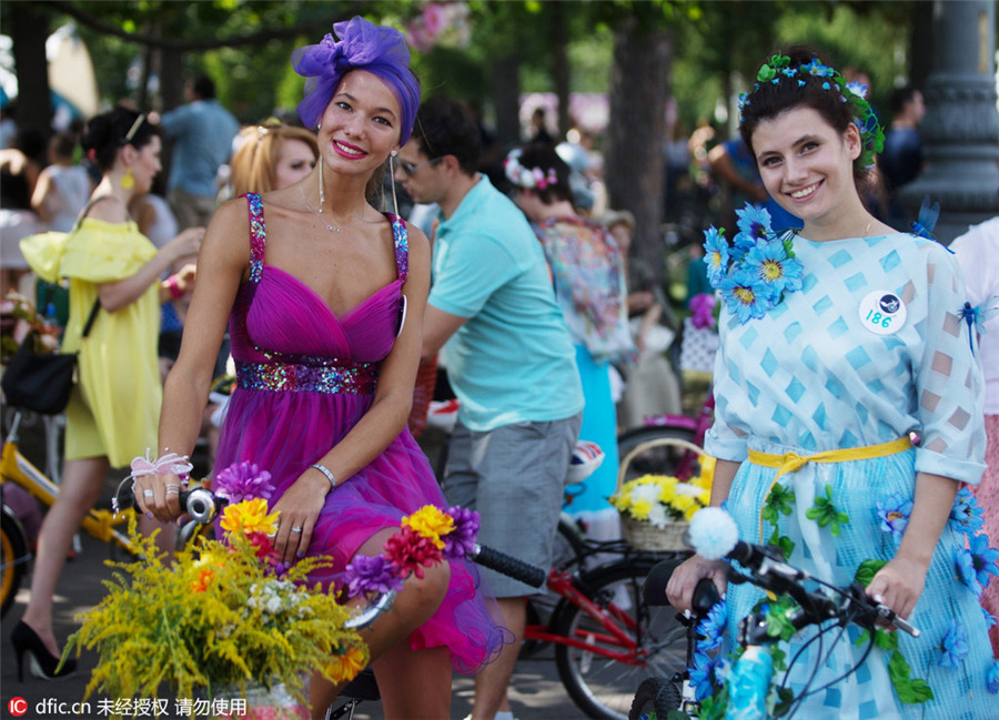 Moscow hosts Lady on Bicycle parade