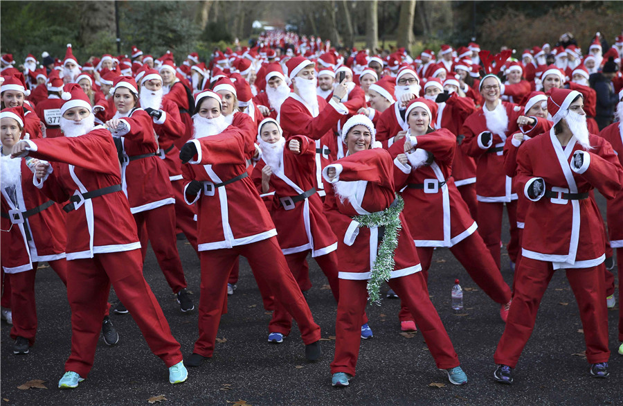 Thousands take part in Santa Run in London