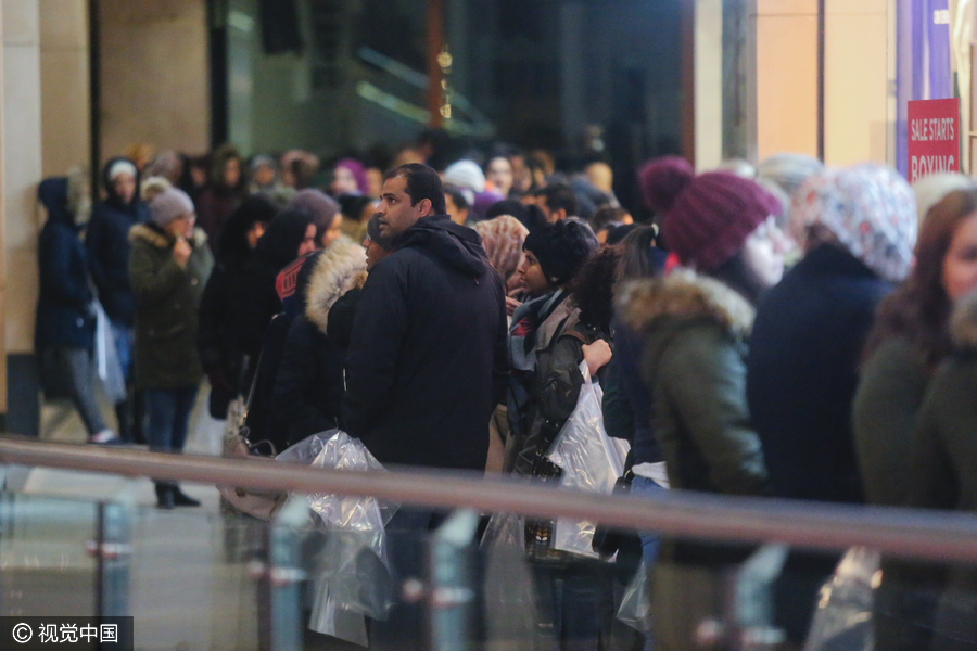 Bargain hunters out to brave UK's Boxing Day shopping frenzy