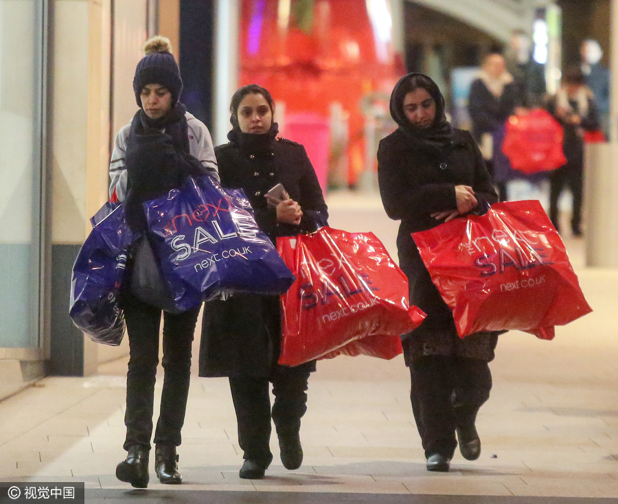 Bargain hunters out to brave UK's Boxing Day shopping frenzy