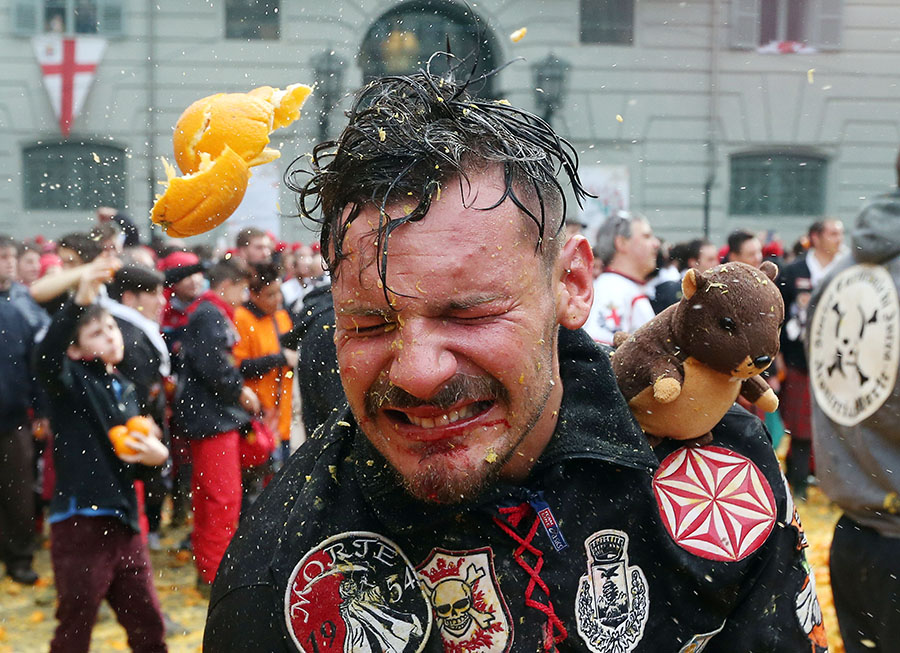 Italian town's carnival: The battle of oranges