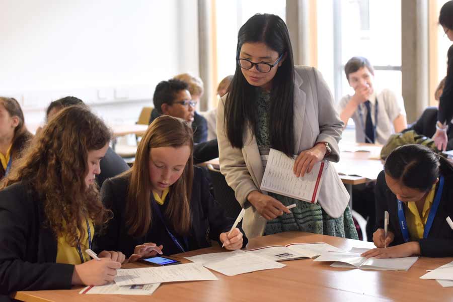 English pupils brush up on their Mandarin