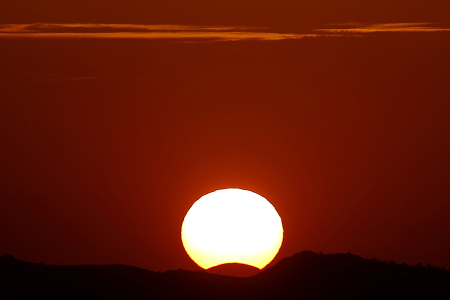 Total solar eclipse sweeps across the US