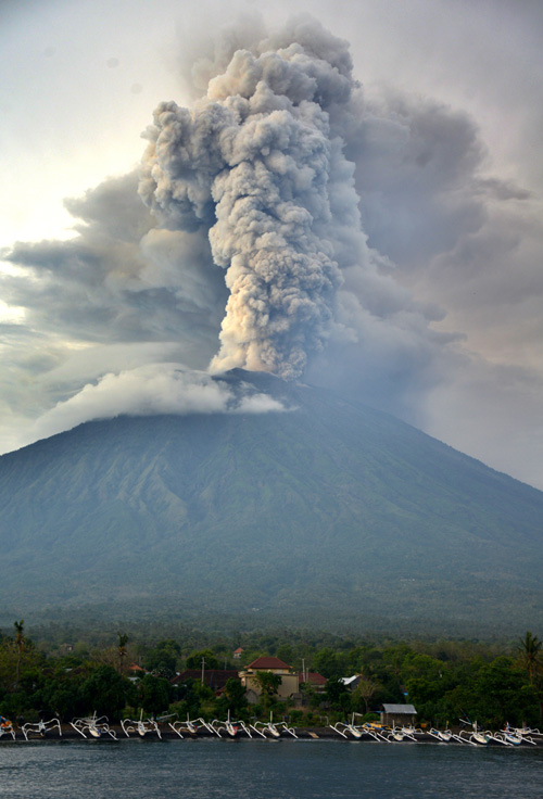 Tourists feel the heat over Bali volcano