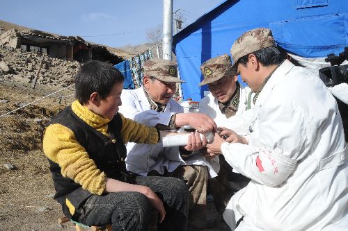 守護(hù)雪域高原，朵朵生命之花——記西藏軍區(qū)副司令員兼西藏軍區(qū)總醫(yī)院院長(zhǎng)李素芝