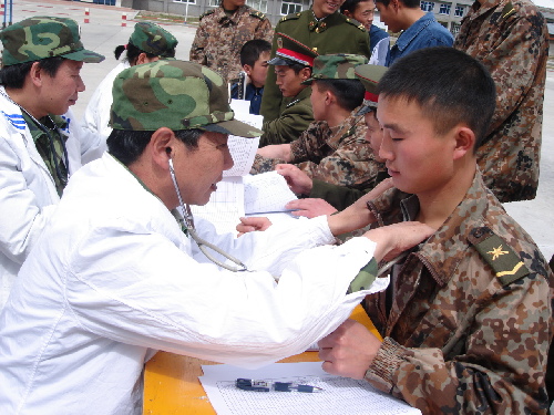 守護雪域高原，朵朵生命之花——記西藏軍區(qū)副司令員兼西藏軍區(qū)總醫(yī)院院長李素芝