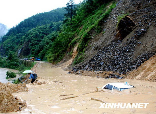 貴州榕江縣降雨引發(fā)泥石流掩埋汽車(chē)[組圖]