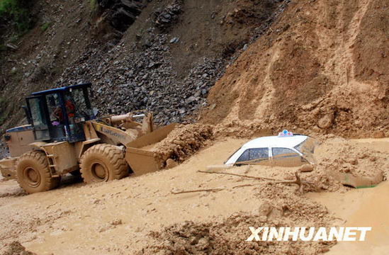 貴州榕江縣降雨引發(fā)泥石流掩埋汽車(chē)[組圖]