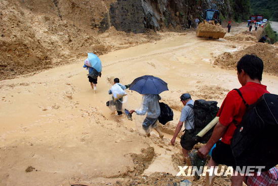 貴州榕江縣降雨引發(fā)泥石流掩埋汽車(chē)[組圖]