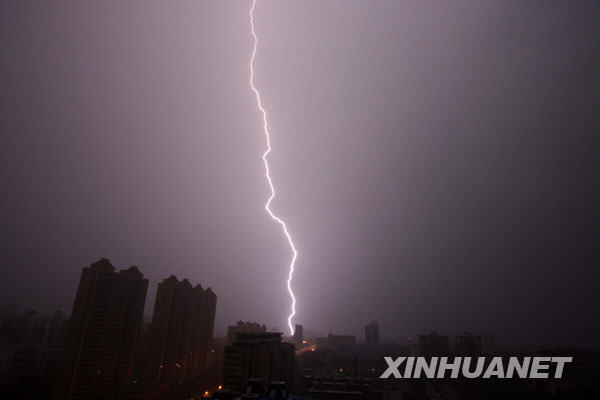 暴雨過(guò)后 街道成澤國(guó)[組圖]