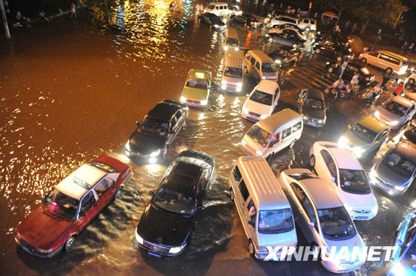 暴雨過(guò)后 街道成澤國(guó)[組圖]