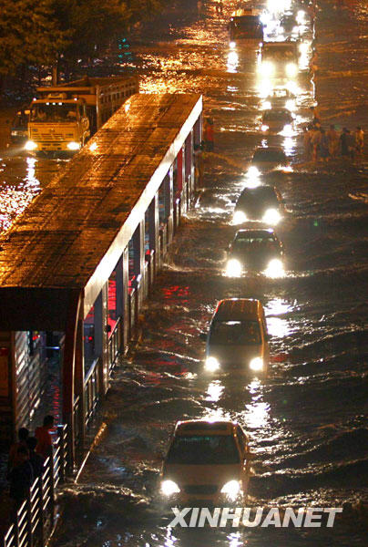 暴雨過后 街道成澤國[組圖]