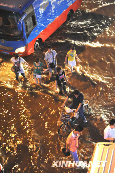 暴雨過后 街道成澤國(guó)[組圖]