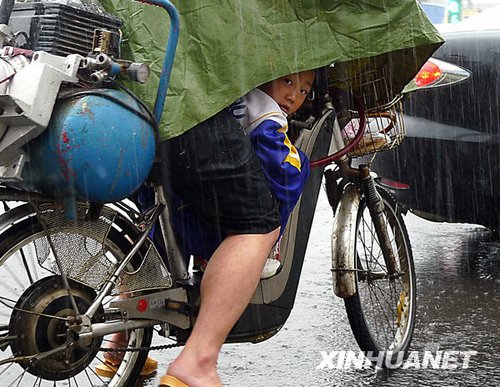 南方十省區(qū)遭遇今年入汛以來最大暴雨襲擊(組圖)