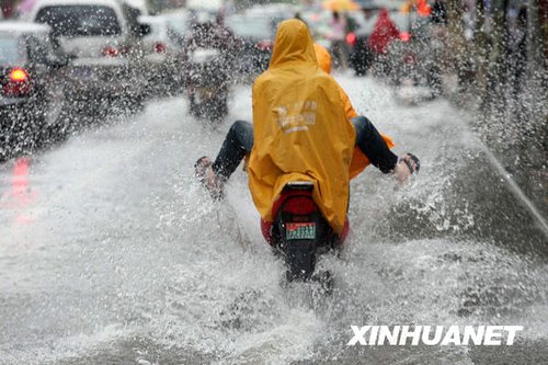 南方十省區(qū)遭遇今年入汛以來(lái)最大暴雨襲擊(組圖)