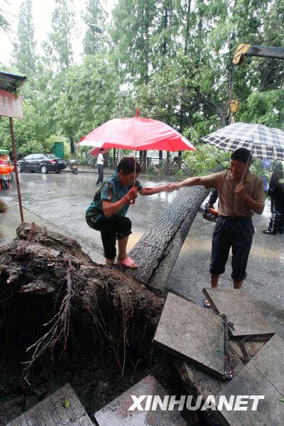 南方十省區(qū)遭遇今年入汛以來最大暴雨襲擊(組圖)