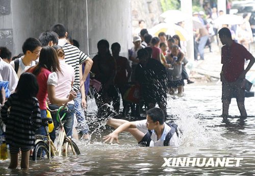 南方十省區(qū)遭遇今年入汛以來(lái)最大暴雨襲擊(組圖)