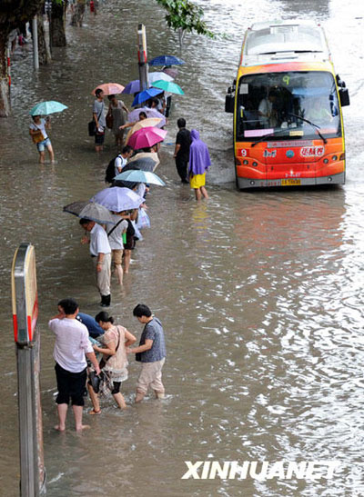 南京遇罕見暴雨　全城交通阻滯[組圖]