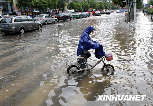 南京遇罕見暴雨　全城交通阻滯[組圖]