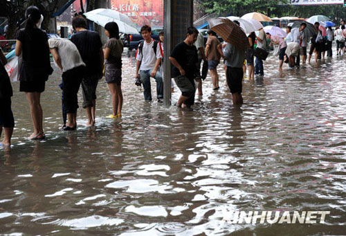 南京遇罕見暴雨　全城交通阻滯[組圖]