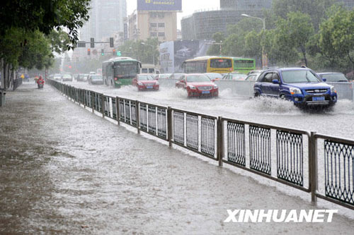 南京遇罕見暴雨　全城交通阻滯[組圖]