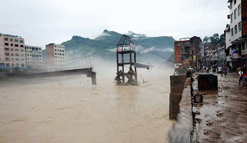 四川達(dá)州遭遇特大暴雨鐵索橋被洪水沖毀[組圖]