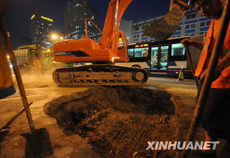 北京朝陽(yáng)區(qū)一處道路發(fā)生路面塌陷[組圖]