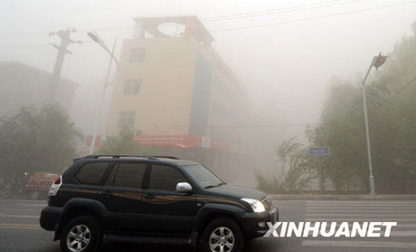 青海格爾木市出現(xiàn)大風(fēng)沙塵天氣[組圖]