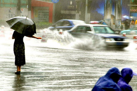 70年一遇暴雨襲擊上海 約3000戶(hù)民居進(jìn)水[組圖]