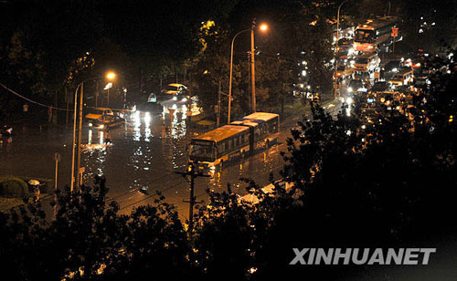 特大暴雨襲擊京城[組圖]