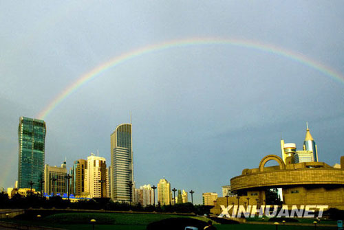 申城雨后現(xiàn)彩虹[圖]