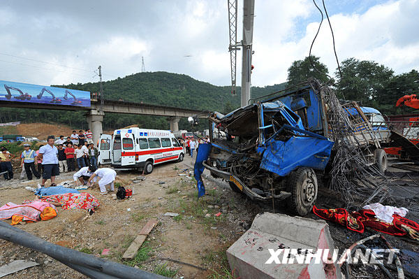 貴黃高速公路發(fā)生一起交通事故 3死1傷[組圖]