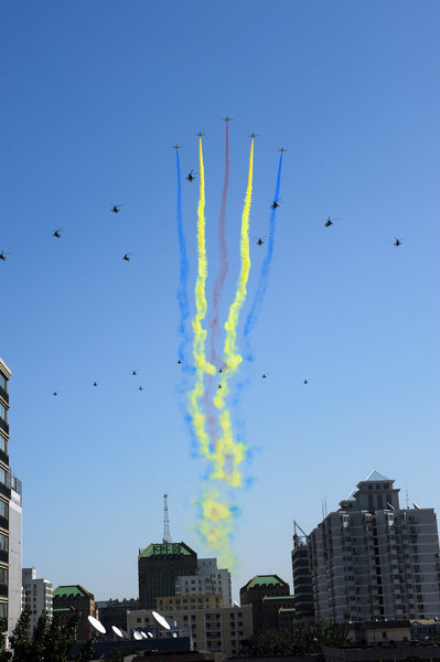 國慶閱兵空中梯隊首次進(jìn)行全編隊預(yù)演[組圖]