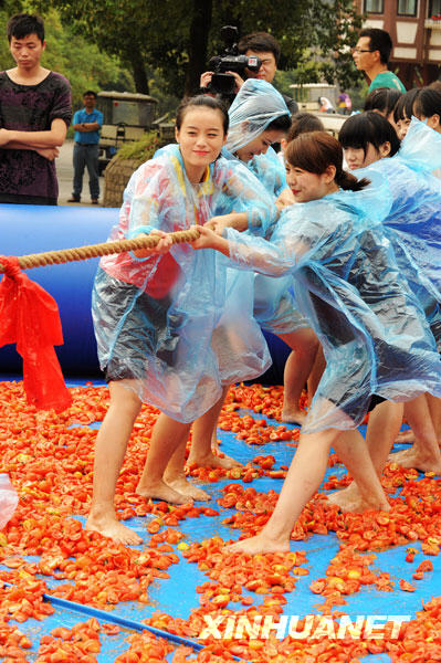 長沙上演“西紅柿大戰(zhàn)”[組圖]