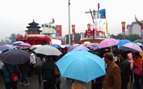 北京數(shù)萬人天安門廣場(chǎng)冒雨告別彩車