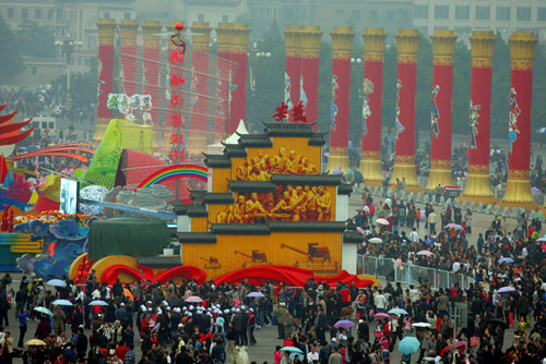 北京數(shù)萬人天安門廣場(chǎng)冒雨告別彩車