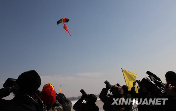 慶祝空軍成立60周年飛行和跳傘表演舉行首次預(yù)演